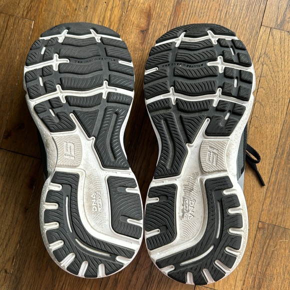 Brooks - Picture 6 of 8